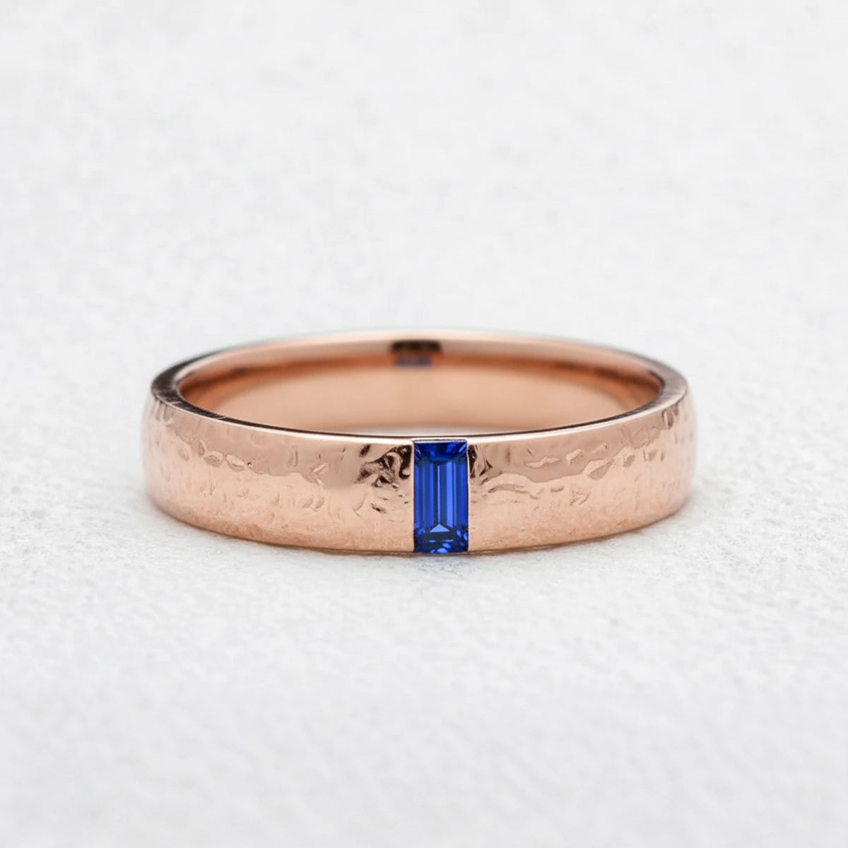 The Azure Signet | Men‘s Baguette Sapphire Band.