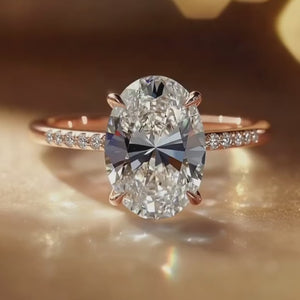 Luna‘s Silhouette | Classic Oval Cut Diamond Engagement Ring.